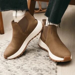Women’s KIZIK Toronto boots in coffee size 8.5